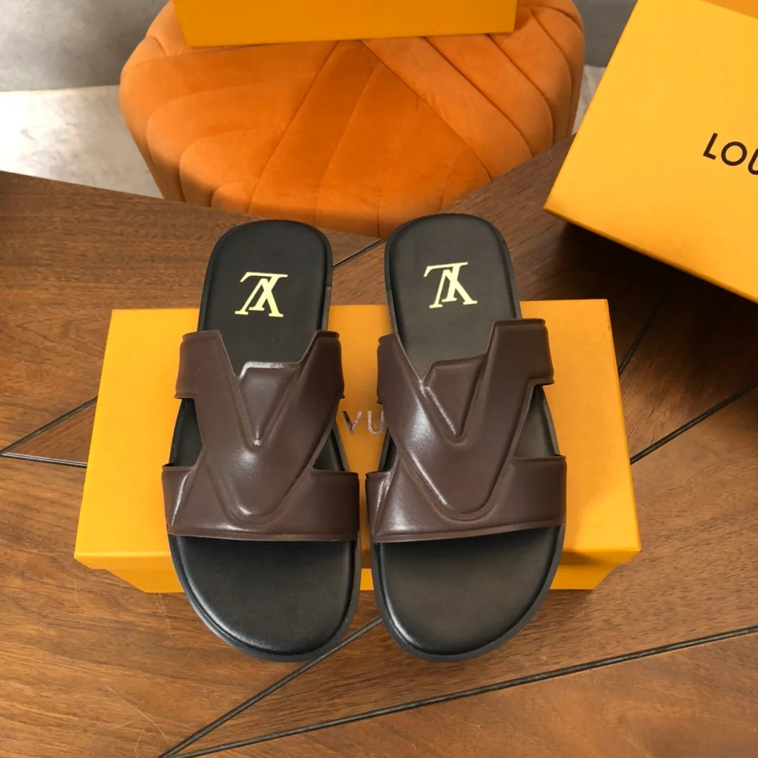 Factory price: 270💰LV counters are selling new brand luxury men's slippers, casual, loose and comfortable. The must-have model in the picture above [Happy][Happy], multiple colors available Size: 38-44, customized 45